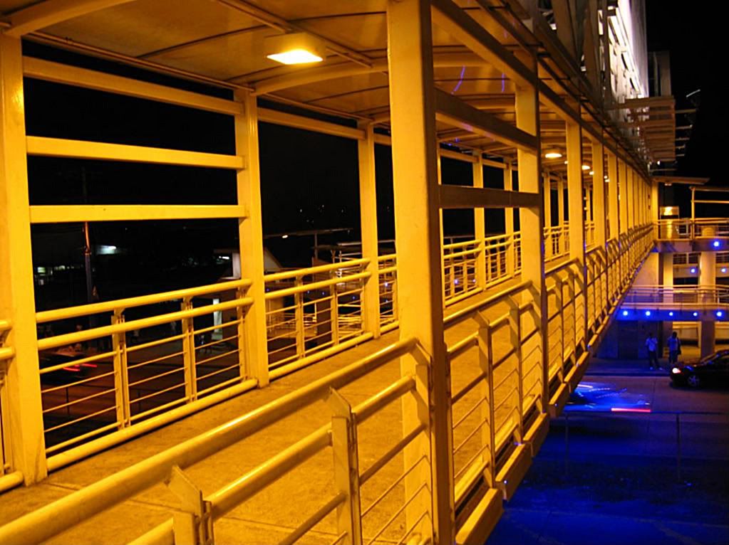 Photograph of the bridge at night. Notice how bridge turned yellow reflecting the yellow lights. (Credit: Omar Upegui R.)